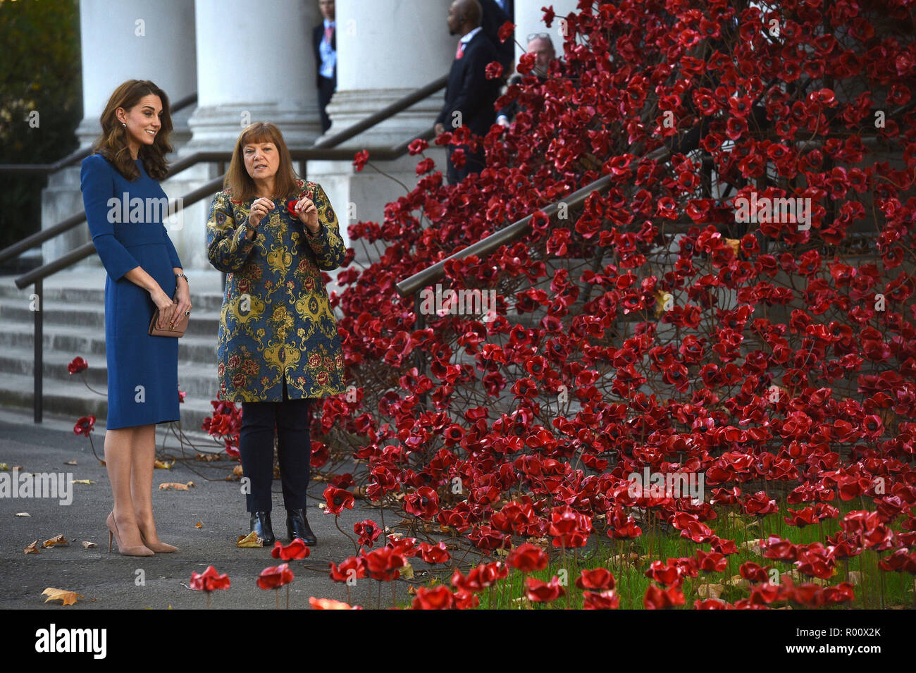 La Duchessa di Cambridge (sinistra) parla di Diane fecce, direttore generale della Guerra Imperiale musei come essi guardano alla scultura di papavero finestra piangendo come lei arriva all'IWM Londra per visualizzare le lettere relative ai tre fratelli della sua bisnonna, tutti coloro che hanno combattuto e sono morti nella prima guerra mondiale. Foto Stock