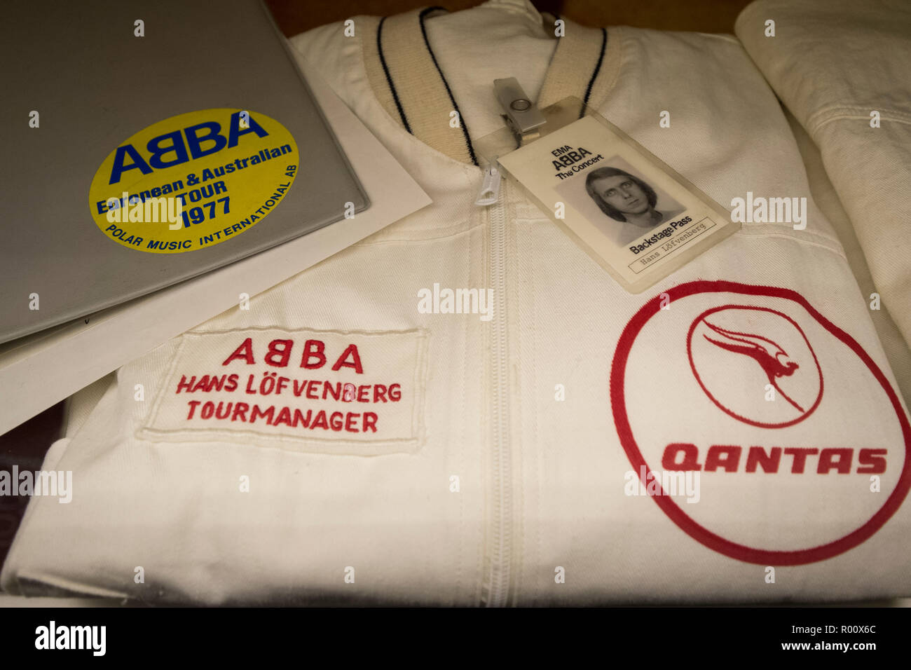 Una giacca e un itinerario per tour rock Qantas, programma dal 1977. Presso il Museo Abba di Stoccolma, Svezia. Foto Stock Una giacca e un itinerario per tour rock Qantas, programma dal 1977. Presso il Museo Abba di Stoccolma, Svezia. Foto Stock