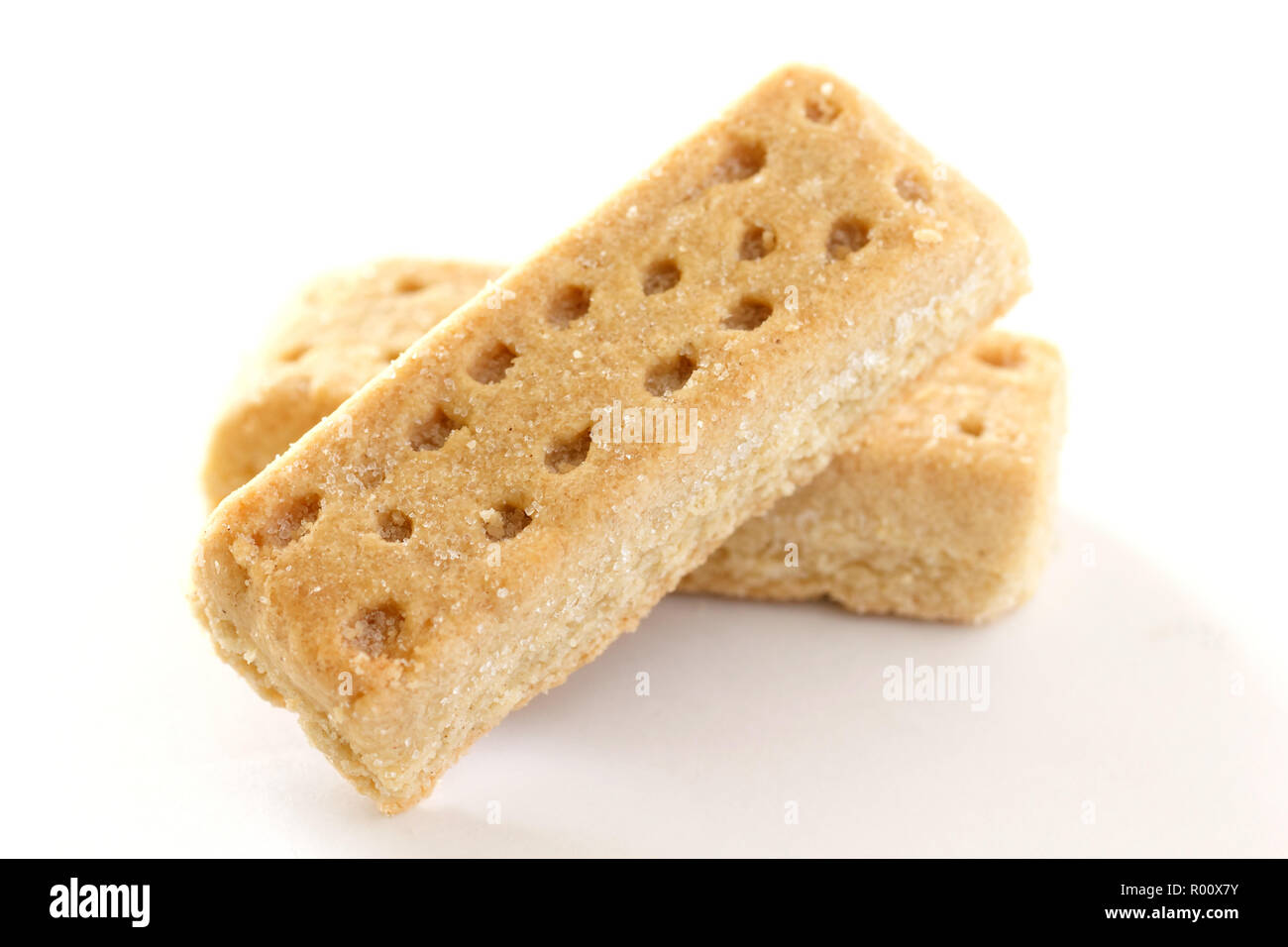 Classic frollini biscotti del dito sulla superficie bianca Foto Stock