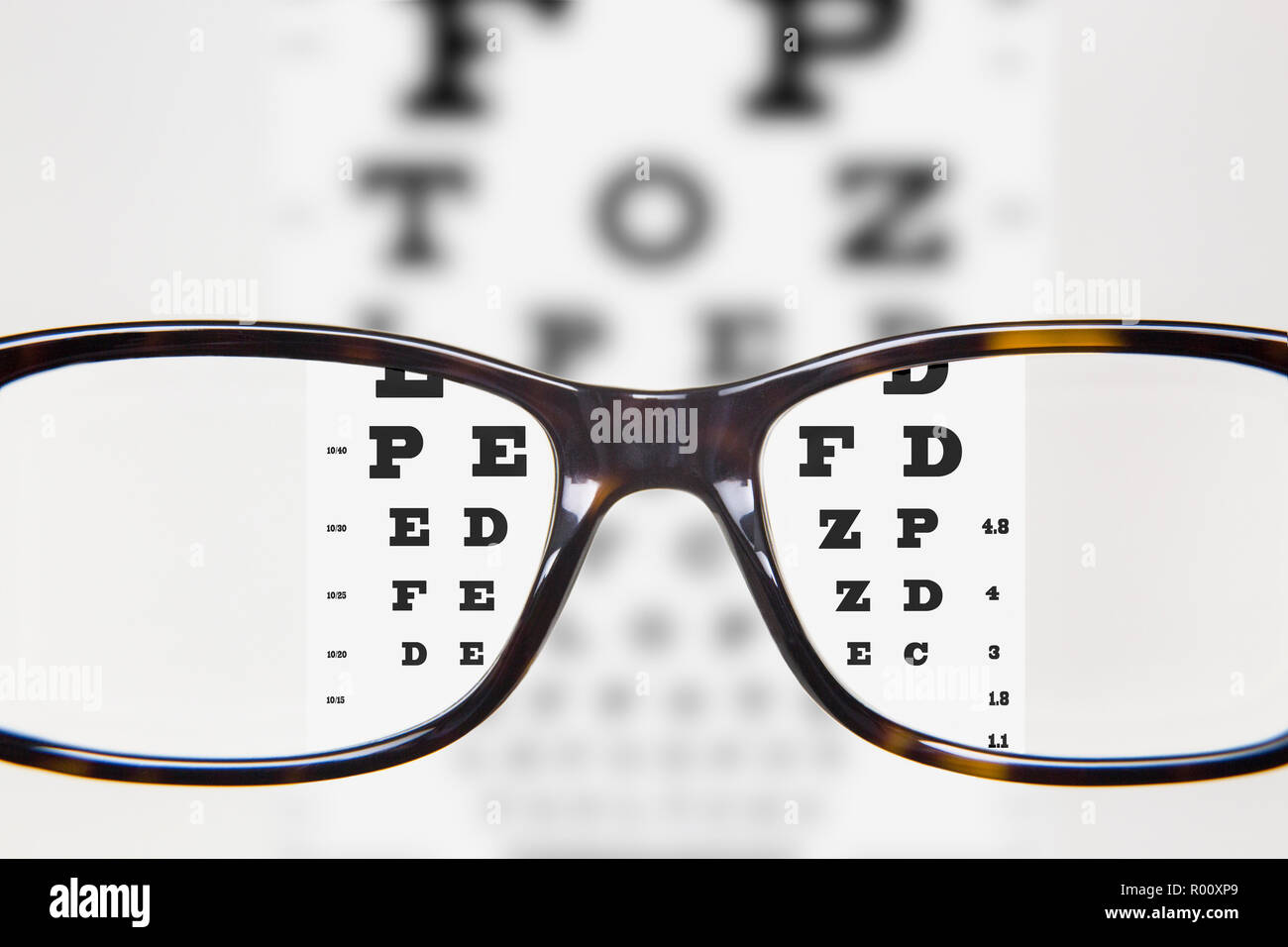 Vista esami con optometric tabella e occhiali di tartaruga Foto Stock