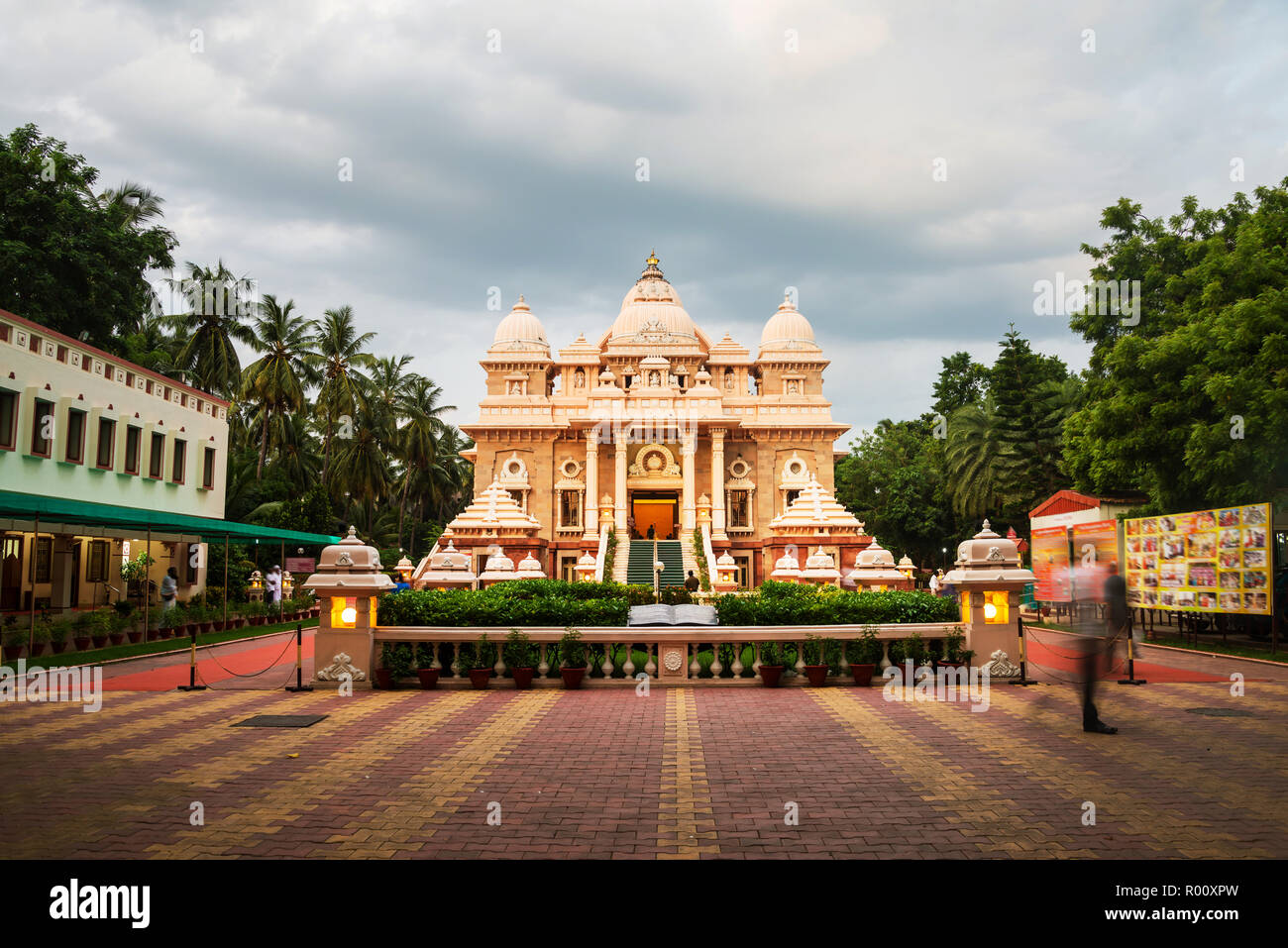 Sri Ramakrishna Math edificio storico di Chennai, nello Stato del Tamil Nadu, India in serata con cielo nuvoloso Foto Stock