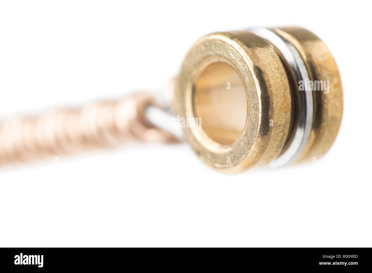 Molto da vicino i dettagli della stringa di una chitarra acustica Foto Stock