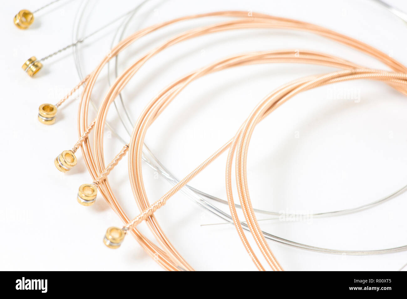 Set di twisted le corde di una chitarra isolato su sfondo bianco Foto Stock