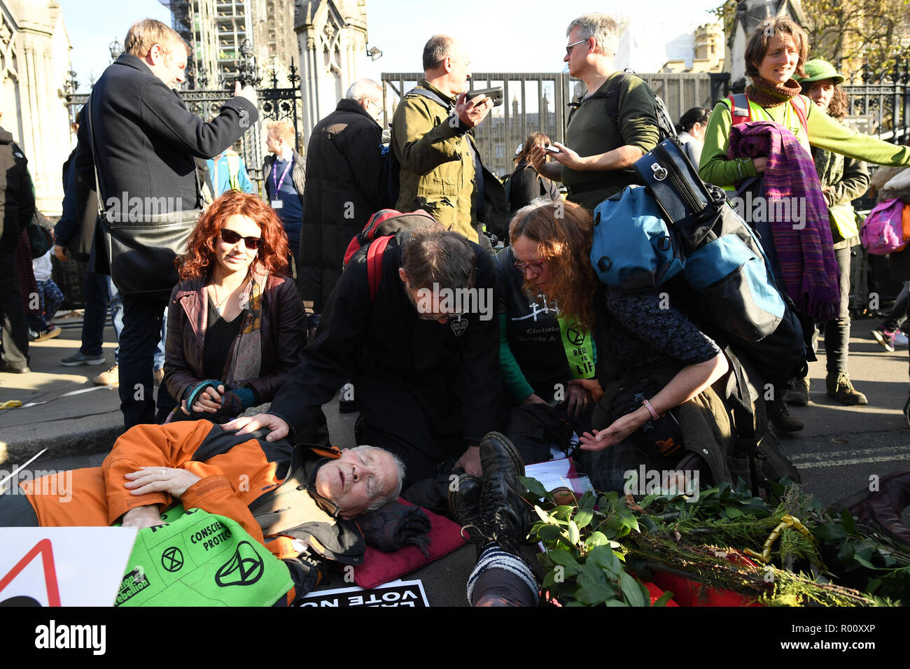 Blocco di manifestanti Piazza del Parlamento a Londra come il gruppo ambientale estinzione della ribellione lancia una massa campagna di disobbedienza civile esige azioni sul cambiamento climatico. Foto Stock