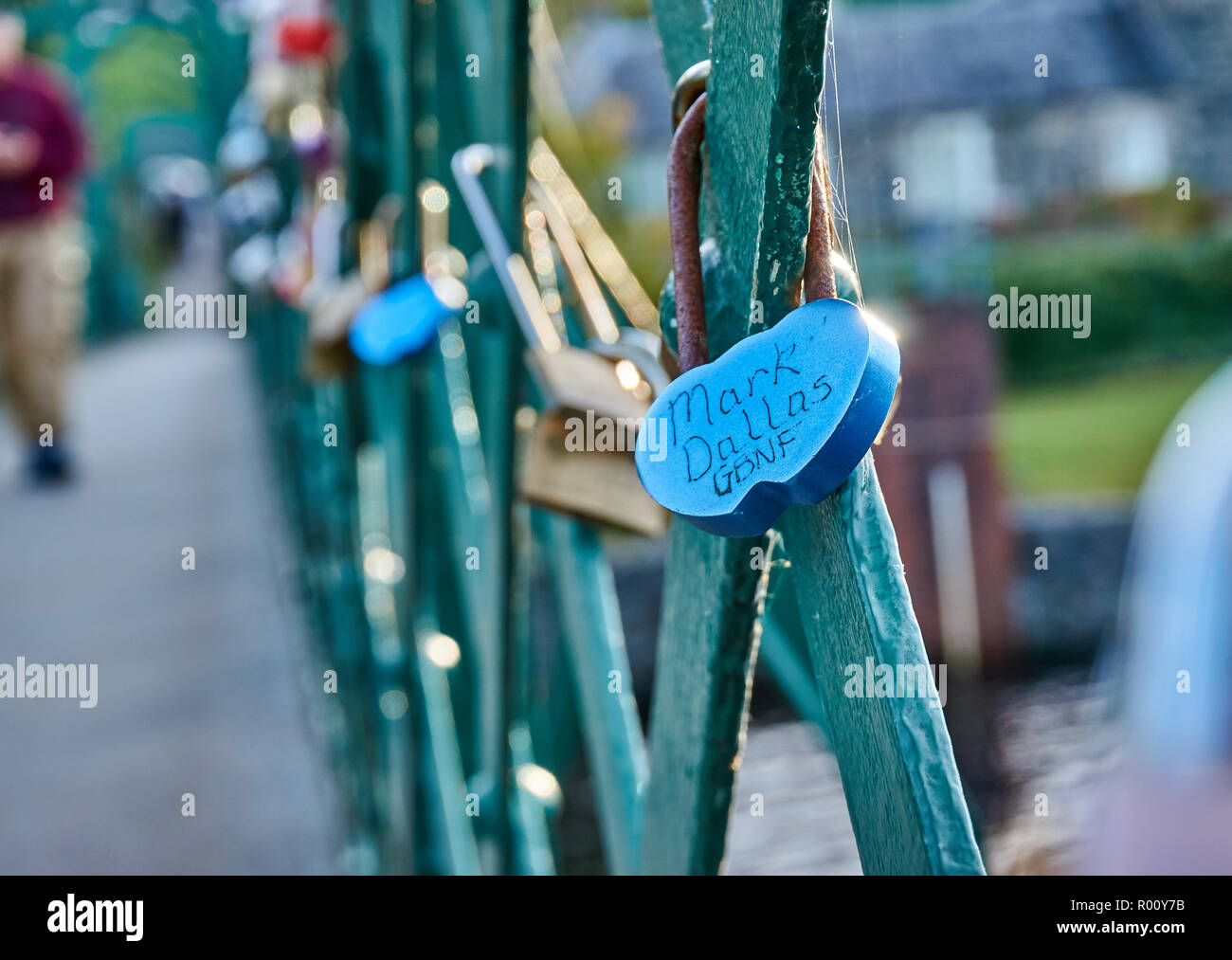 Lucchetti bloccati su di una passerella di ferro sul fiume Tummel a Pitlochry, simbolo di un amore infinito, Scozia Foto Stock