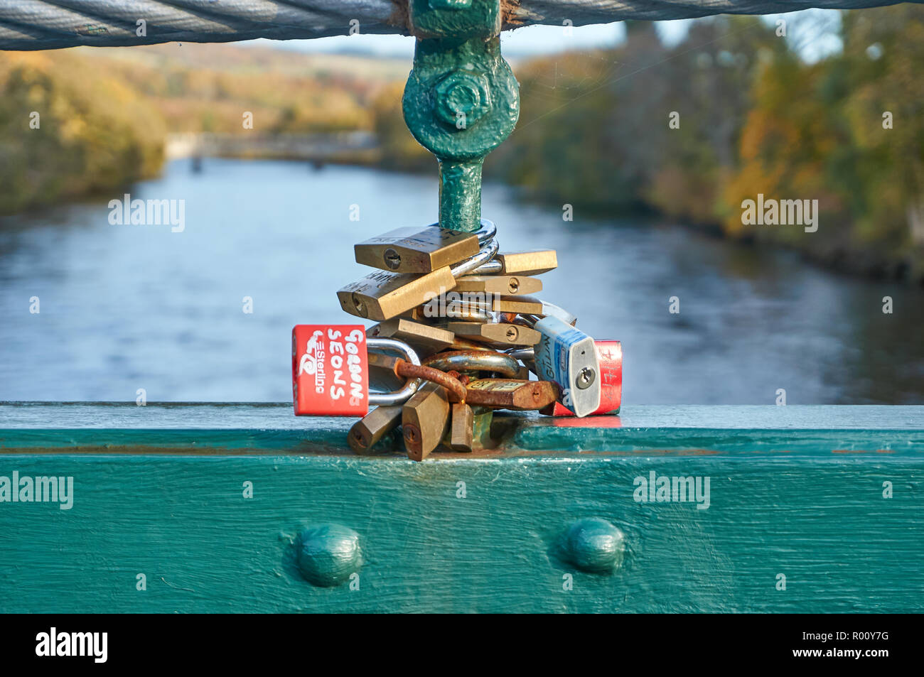 Lucchetti bloccati su di una passerella di ferro sul fiume Tummel a Pitlochry, simbolo di un amore infinito, Scozia Foto Stock