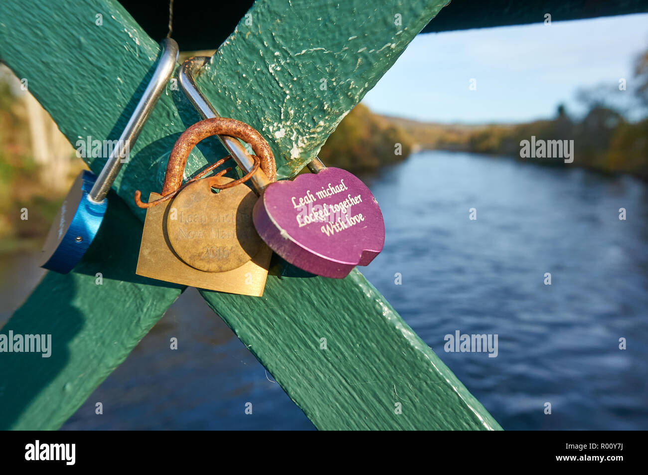 Lucchetti bloccati su di una passerella di ferro sul fiume Tummel a Pitlochry, simbolo di un amore infinito, Scozia Foto Stock