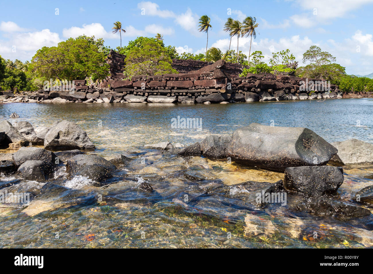 Nan Madol rovinato preistorici città di pietra. Le antiche mura costruite su coral isole artificiali collegate da canali in una laguna di Pohnpei, Micronesia, Oceania Foto Stock