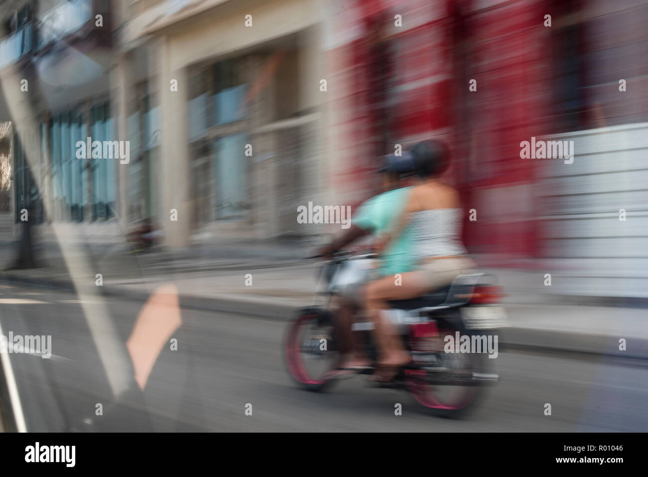 Un paio di velocità da su un motociclo a l'Avana, Cuba. Foto Stock