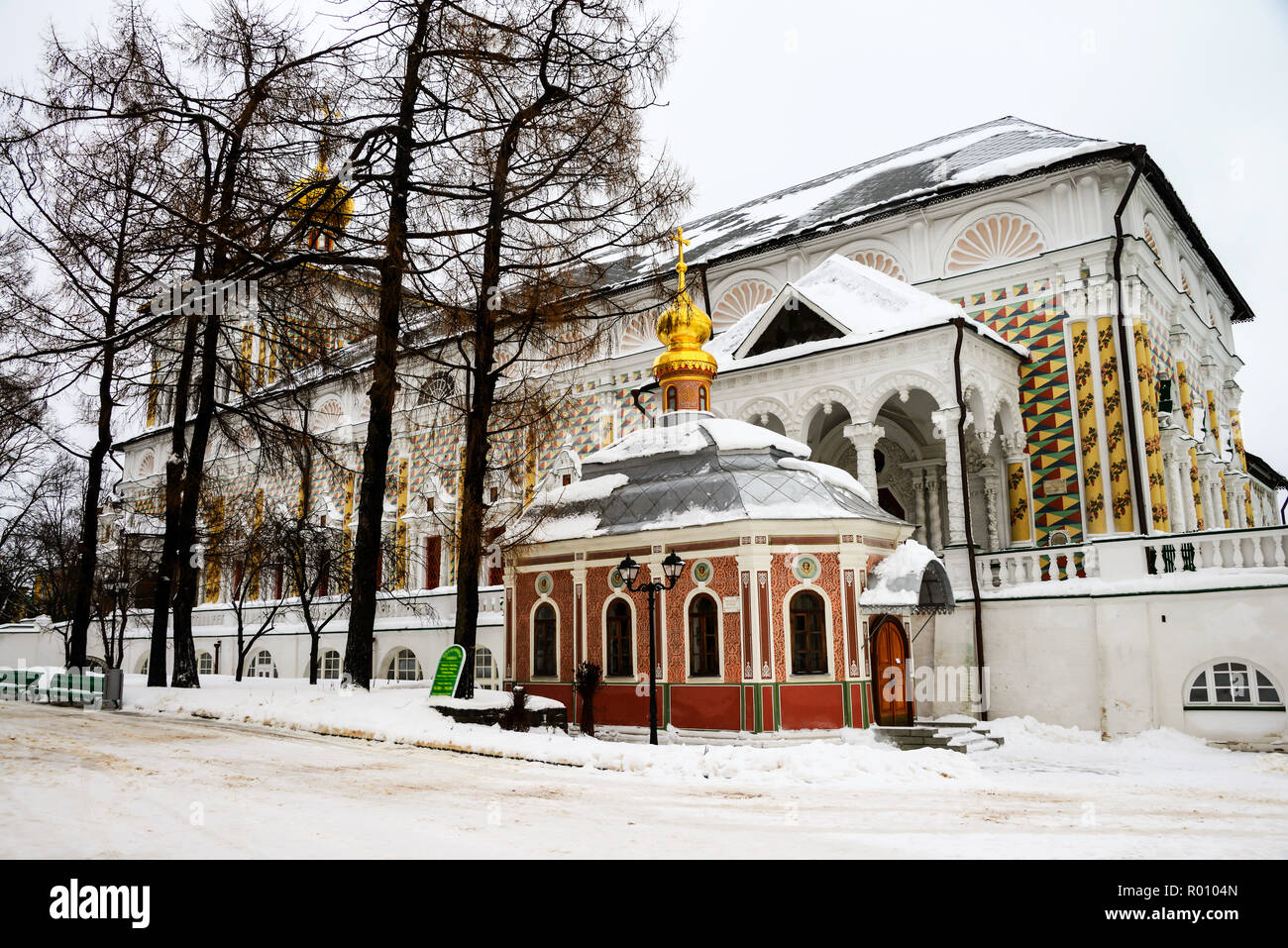 La Lavra della Trinità di san Sergio - un monastero russo d'inverno. E Storico edificio religioso coperte di neve. È il centro spirituale di t Foto Stock