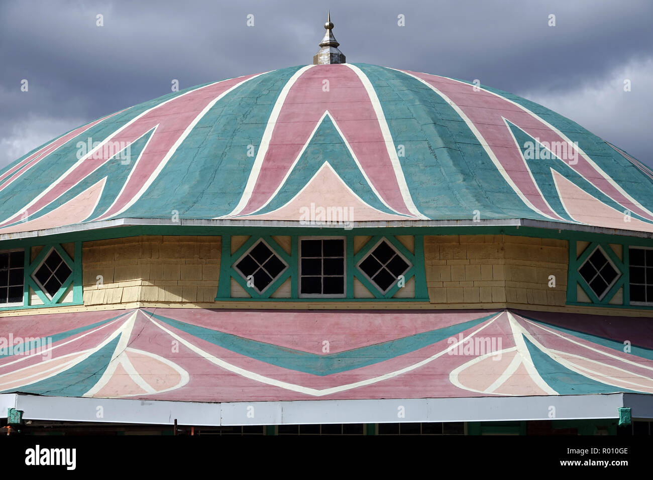Design colorato del tetto della giostra a Glen Echo Foto Stock