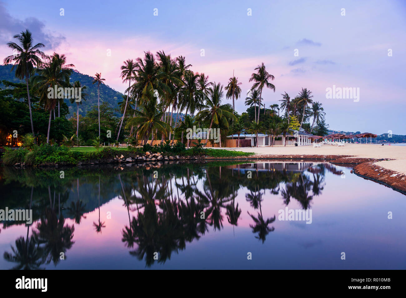 Summer Resort a Ko Samui, Thailandia. Piccolo bungalow nascosto tra gli alberi con acqua al tramonto Foto Stock