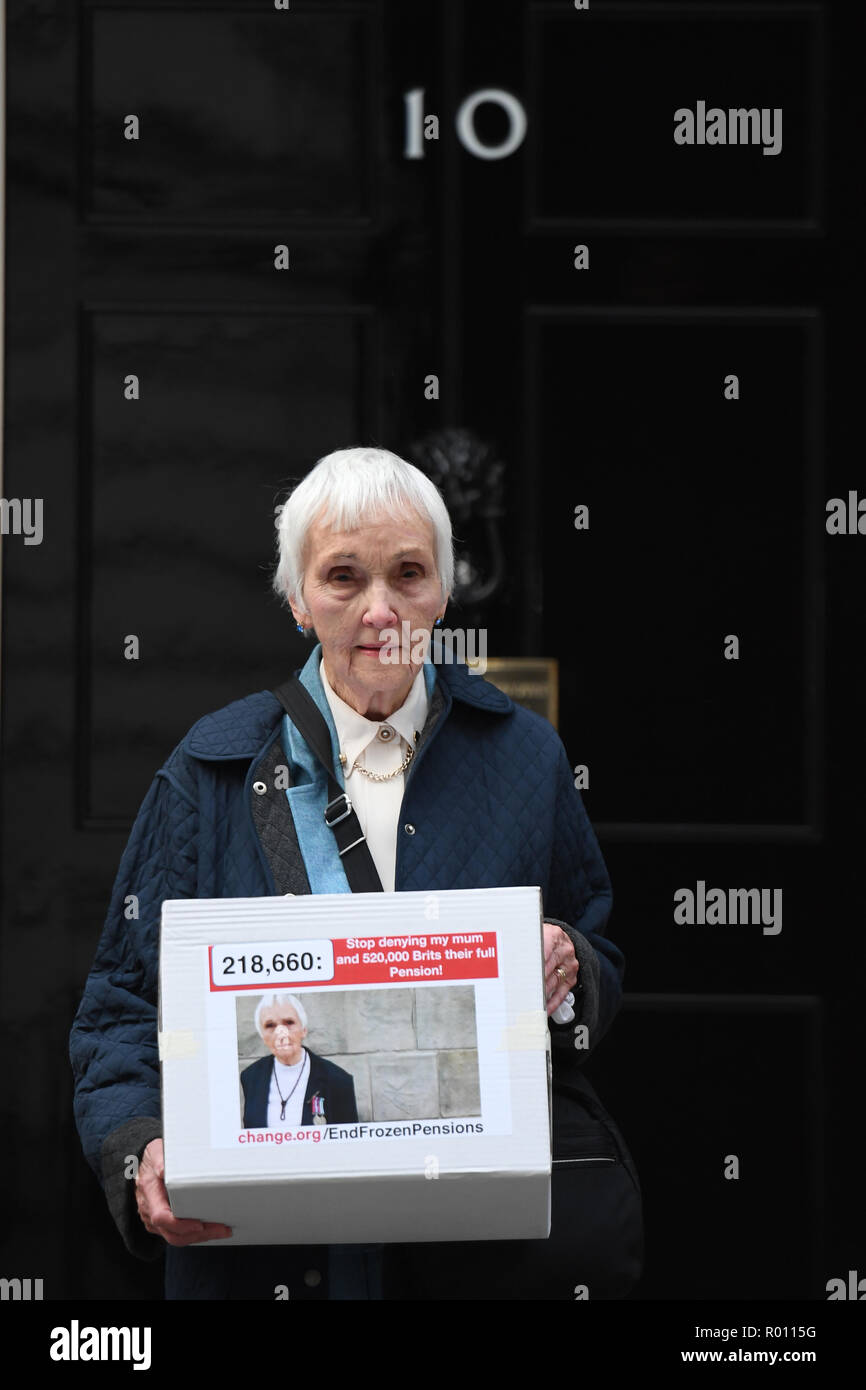 Il 93-anno-vecchio veterano della Seconda guerra mondiale, Anne Puckridge, offre una petizione al 10 di Downing Street al lancio di una campagna per chiedere le persone che vanno in pensione all'estero per essere pagato la loro pensione completa. Foto Stock