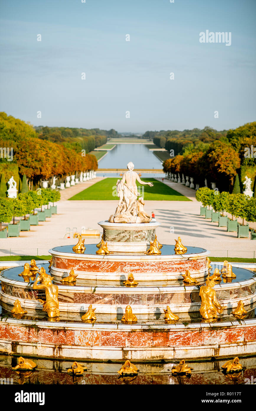 I giardini di Versailles con Latona fontana e Grand Canal durante la luce del mattino a Versailles, Francia Foto Stock