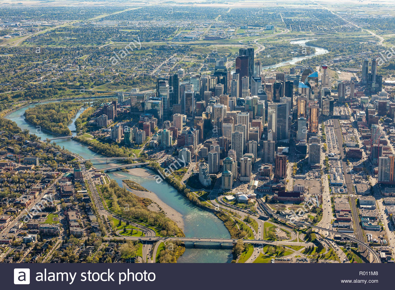 Vista aerea della città di Calgary, Alberta Canada con il Fiume ...