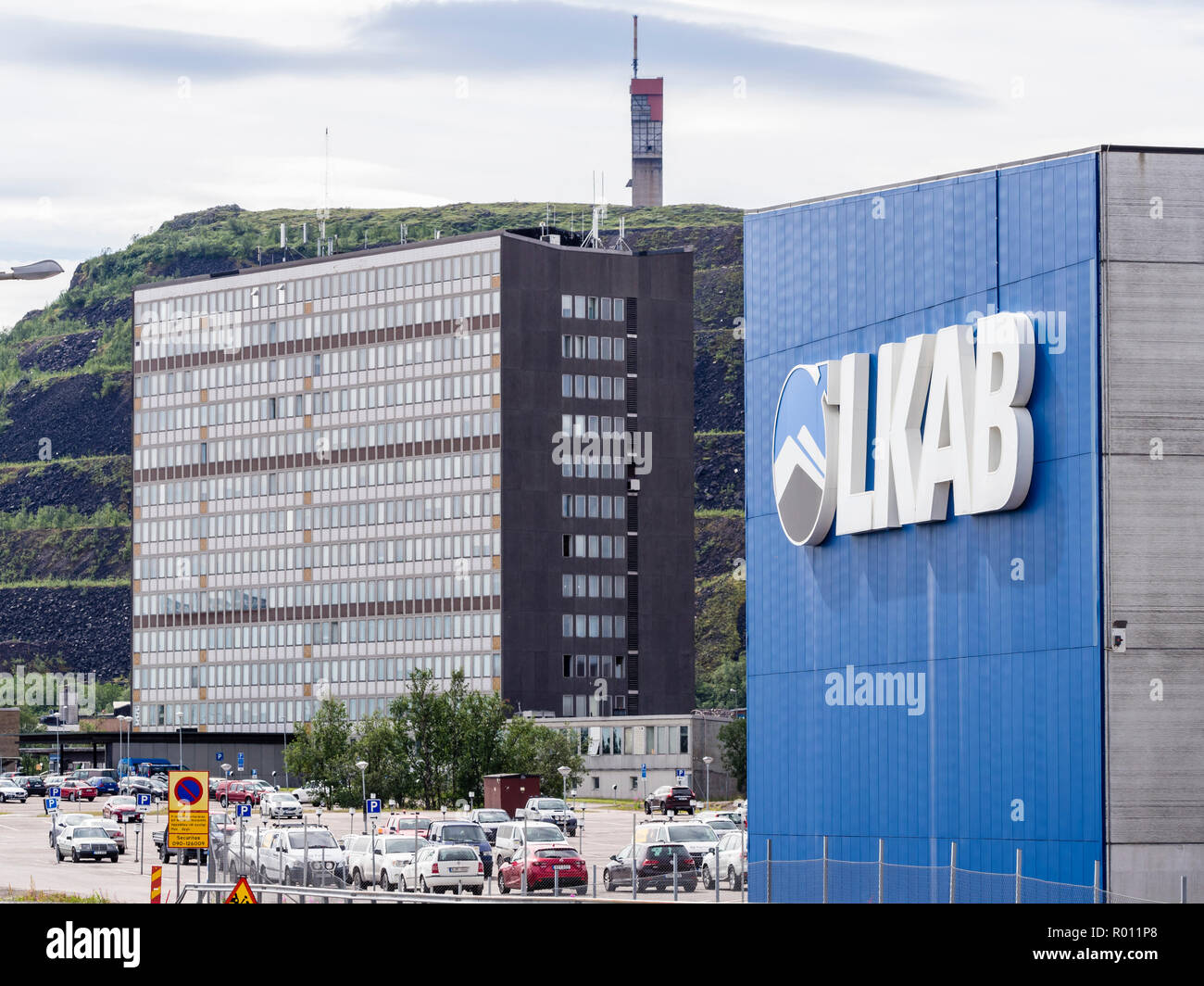 LKAB area mineraria, grandi società LKAB segno sulla costruzione, torre di data mining nel retro, Kiruna, Svezia Foto Stock