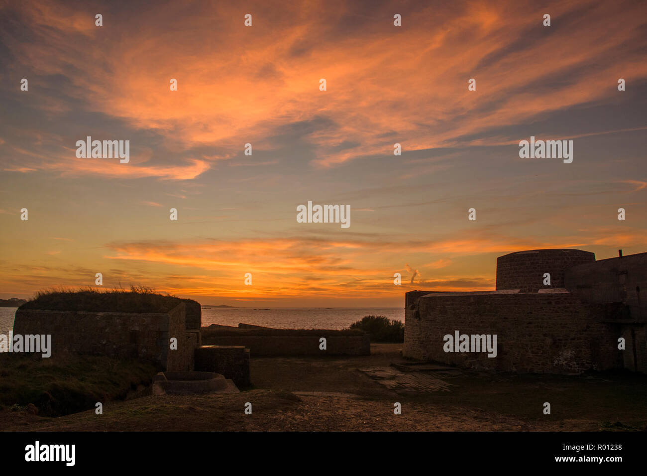 Tramonto su Fort Hommet, Guernsey. Foto Stock