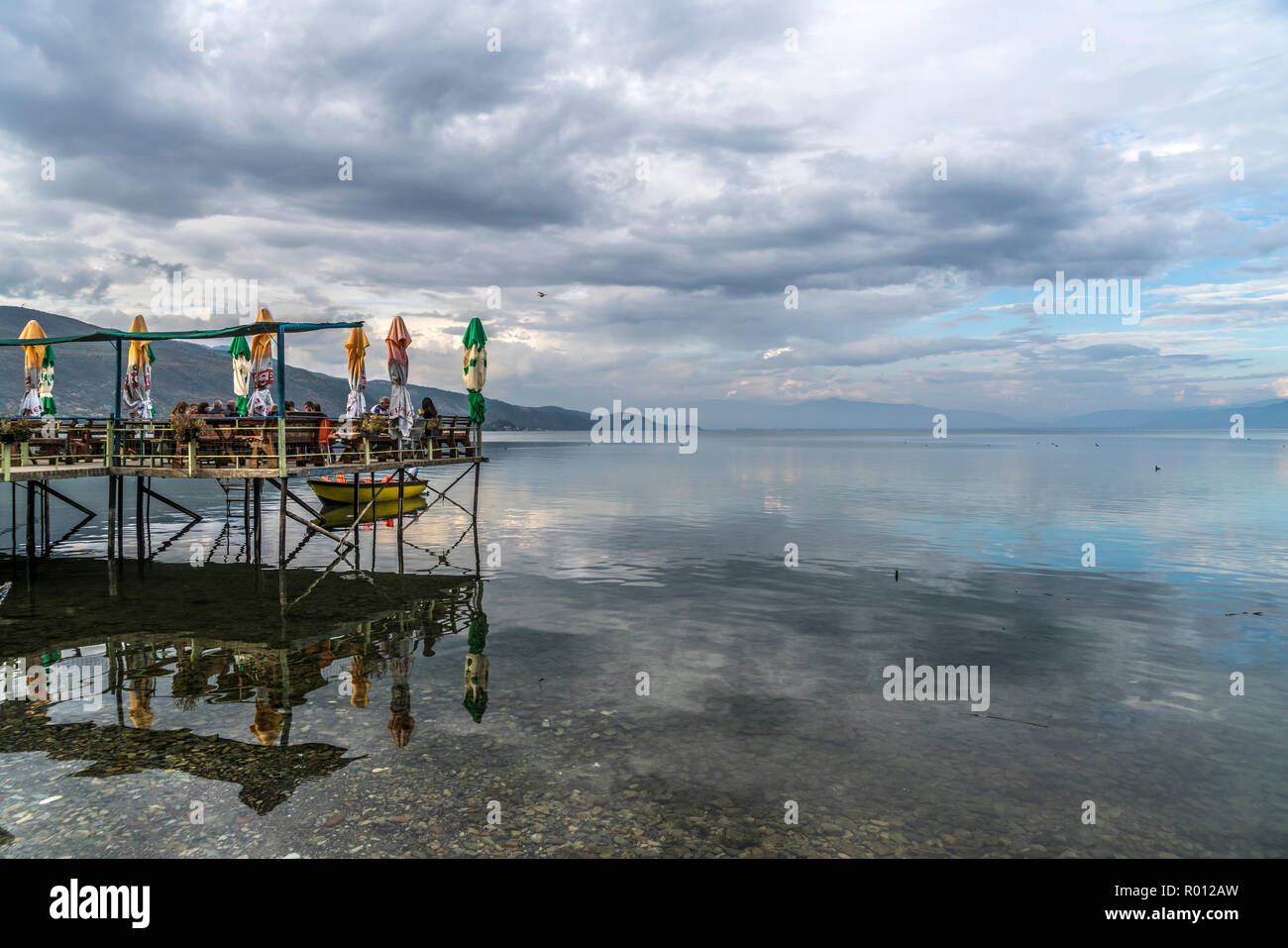 Restaurant Terrasse auf Pfählen im Wasser bei der Ortschaft Lin am Ohridsee, Albanien, Europa | Ristorante terrazza su palafitte, Lin villaggio sul lago o Foto Stock