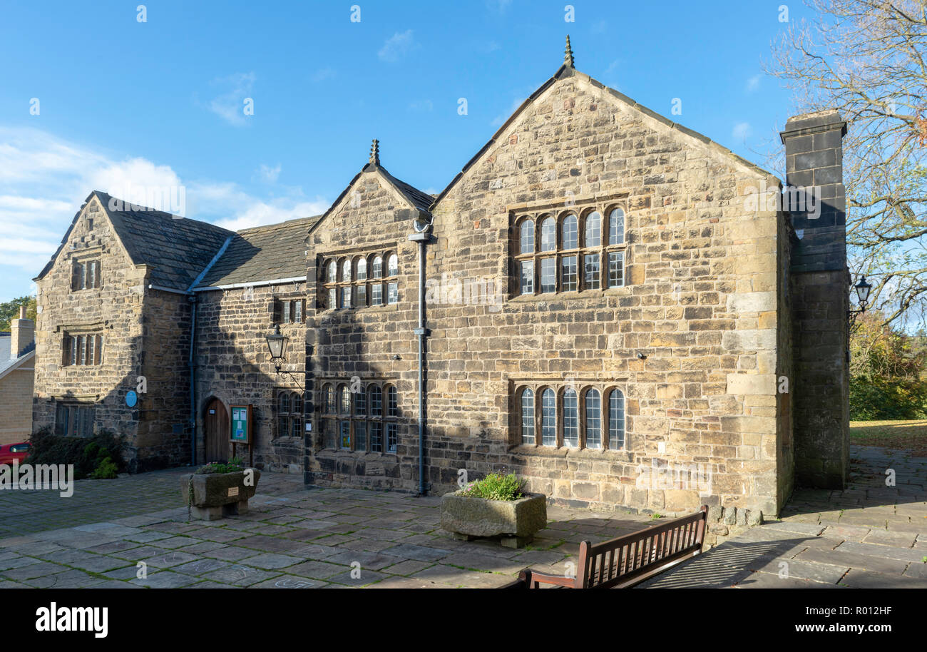 Illkey Manor House un raro superstite costruito in pietra medievale casa padronale ora il museo e galleria d'arte per questa movimentata città dello Yorkshire Foto Stock