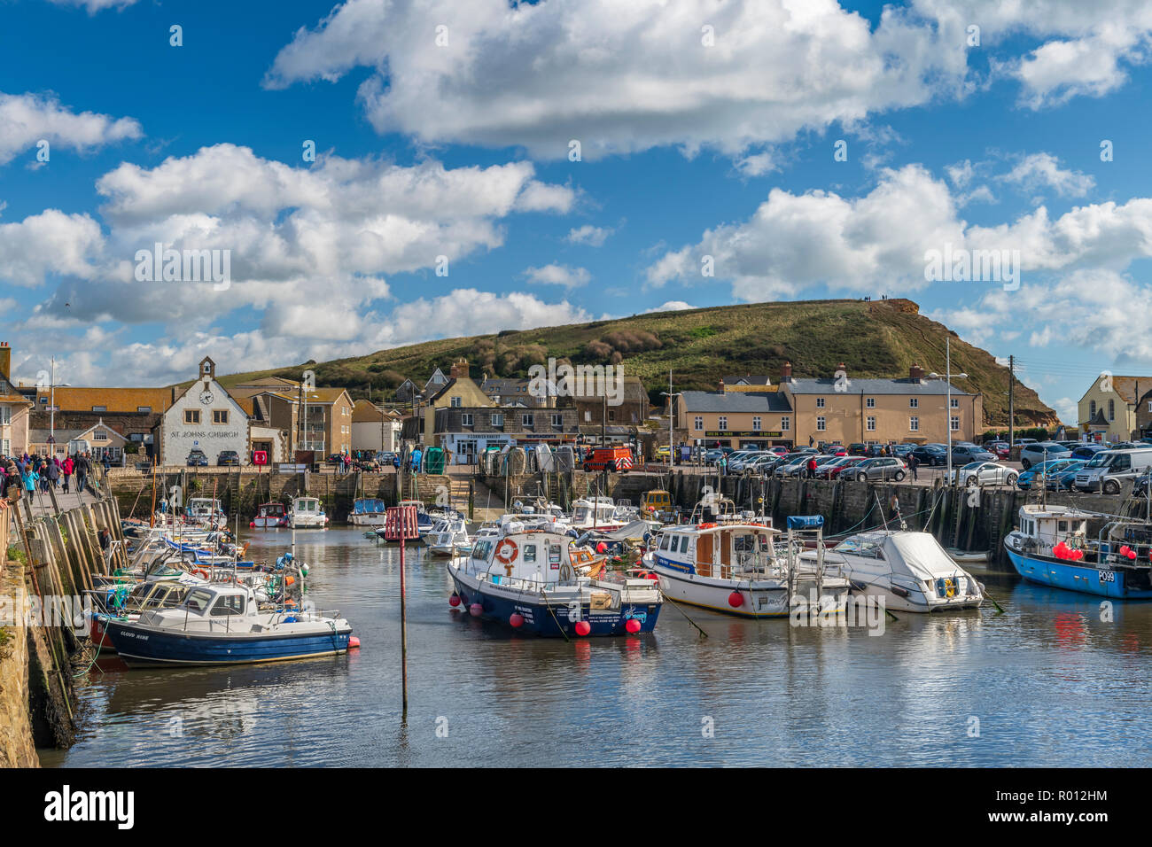 Il piccolo e pittoresco porto di West Bay nel Dorset è stato utilizzato come set per il popolare teatro televisione serie 'Broadchurch'. Foto Stock