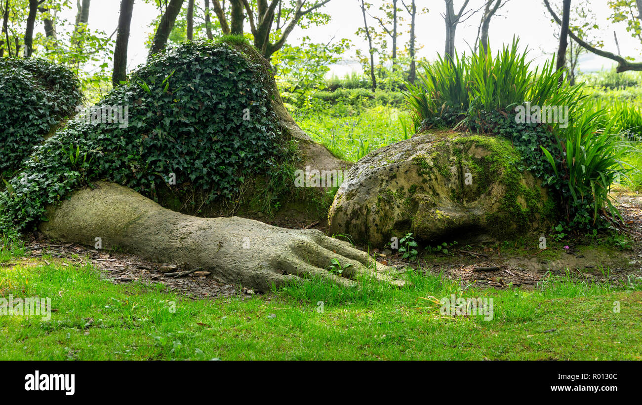 Il fango impianto di pulizia e la scultura in pietra al Lost Gardens of Heligan, Cornwall, Inghilterra. Foto Stock