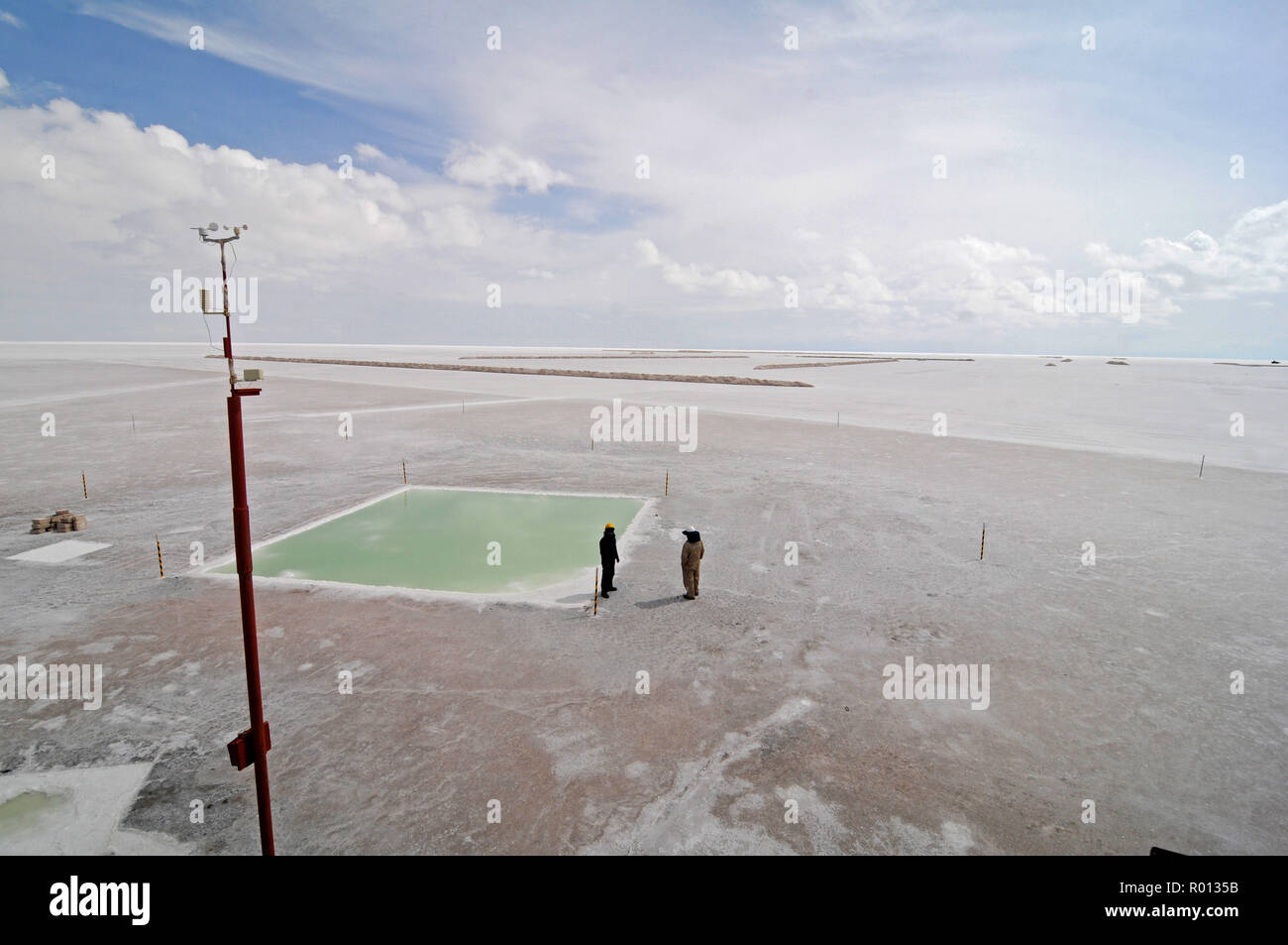 Febbraio 24, 2010 - Salar de Uyuni, Bolivia: i lavoratori nei pressi di una piscina nel Salar de Uyuni sale, i campi che sono utilizzati per raccogliere il litio dalla evaporazione della salamoia appena sotto la crosta. Questo grande deserto sale detiene oltre il 50% di tutto il mondo le riserve di litio. Des travailleurs de la Compagnie nationale bolivienne pour les mines Comibol au travail dans le Salar de Uyuni, Onu immenso deserto de sel qui abrite plus de 50% des si riserva Mondiales de litio. *** La Francia / NESSUNA VENDITA A MEDIA FRANCESI *** Foto Stock