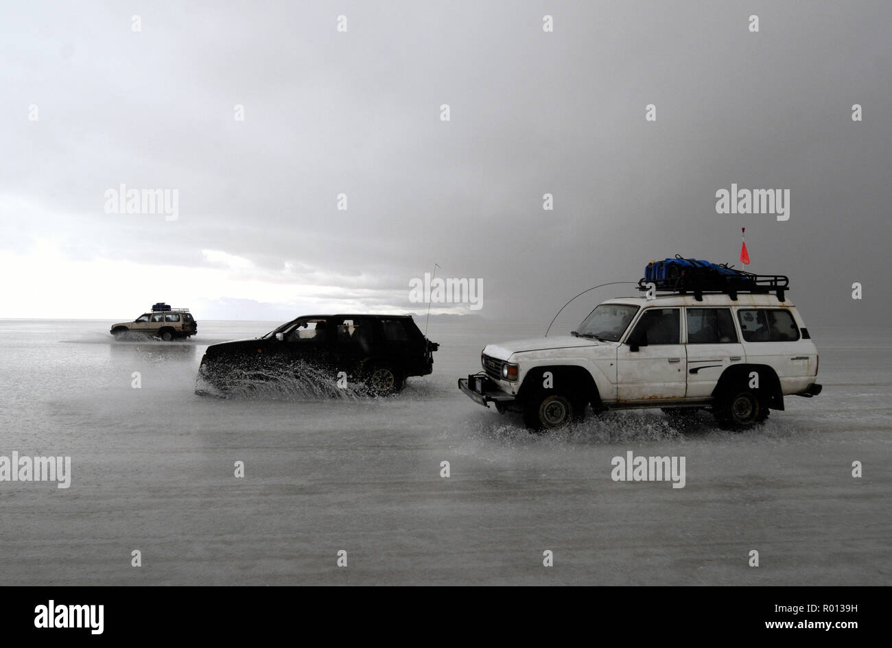 Febbraio 25, 2010 - Salar de Uyuni - Bolivia: Paesaggio catturata nel Salar de Uyuni, Bolivia incredibile deserto di sale. 4WDs in il Salar de Uyuni. Voitures dans le Salar de Uyuni, Onu deserto de sel d'onu blanc eclatant en Bolivie. Quand le Salar est recouvert d'eau, il se transforme en onu immense miroir refletant le ciel de maniere quasiment parfaite. *** La Francia / NESSUNA VENDITA A MEDIA FRANCESI *** Foto Stock