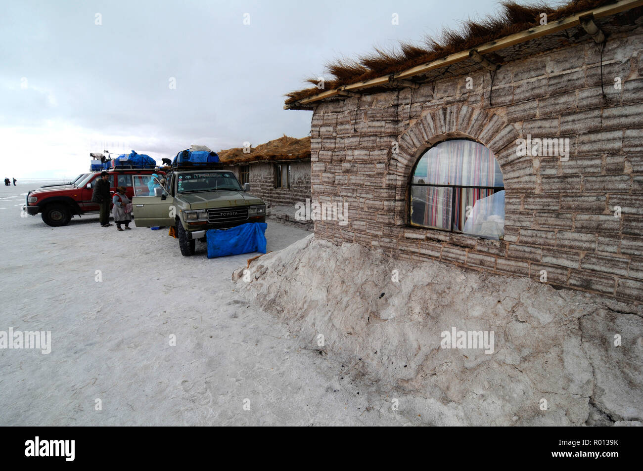 Febbraio 25, 2010 - Salar de Uyuni - Bolivia: Paesaggio catturata nel Salar de Uyuni, Bolivia incredibile deserto di sale. Un 'salt hotel', una struttura interamente realizzata al di fuori del sale nel cuore del Salar de Uyuni campi di sale dove i turisti possono trascorrere la notte. L'hotel de sel, un lieu fait en briques de sel ou les voyageurs peuvent passer la nuit dans le Salar de Uyuni, Onu deserto de sel d'onu blanc eclatant en Bolivie. Quand le Salar est recouvert d'eau, il se transforme en onu immense miroir refletant le ciel de maniere quasiment parfaite. *** La Francia / NESSUNA VENDITA A MEDIA FRANCESI *** Foto Stock