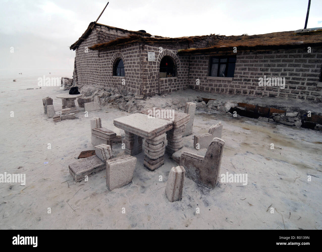 Febbraio 25, 2010 - Salar de Uyuni - Bolivia: Paesaggio catturata nel Salar de Uyuni, Bolivia incredibile deserto di sale. Un 'salt hotel', una struttura interamente realizzata al di fuori del sale nel cuore del Salar de Uyuni campi di sale dove i turisti possono trascorrere la notte. L'hotel de sel, un lieu fait en briques de sel ou les voyageurs peuvent passer la nuit dans le Salar de Uyuni, Onu deserto de sel d'onu blanc eclatant en Bolivie. Quand le Salar est recouvert d'eau, il se transforme en onu immense miroir refletant le ciel de maniere quasiment parfaite. *** La Francia / NESSUNA VENDITA A MEDIA FRANCESI *** Foto Stock