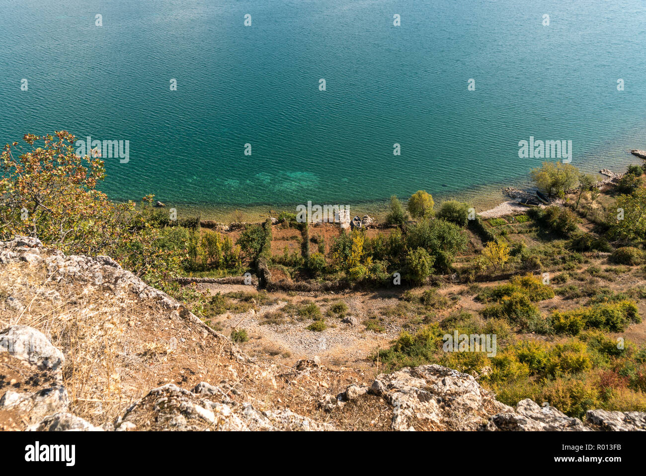 Gärten am Ufer des Ohridsee bei der Ortschaft Lin, Albanien, Europa | giardini in riva al lago di Ohrid vicino al villaggio di Lin, Albania, Europa Foto Stock