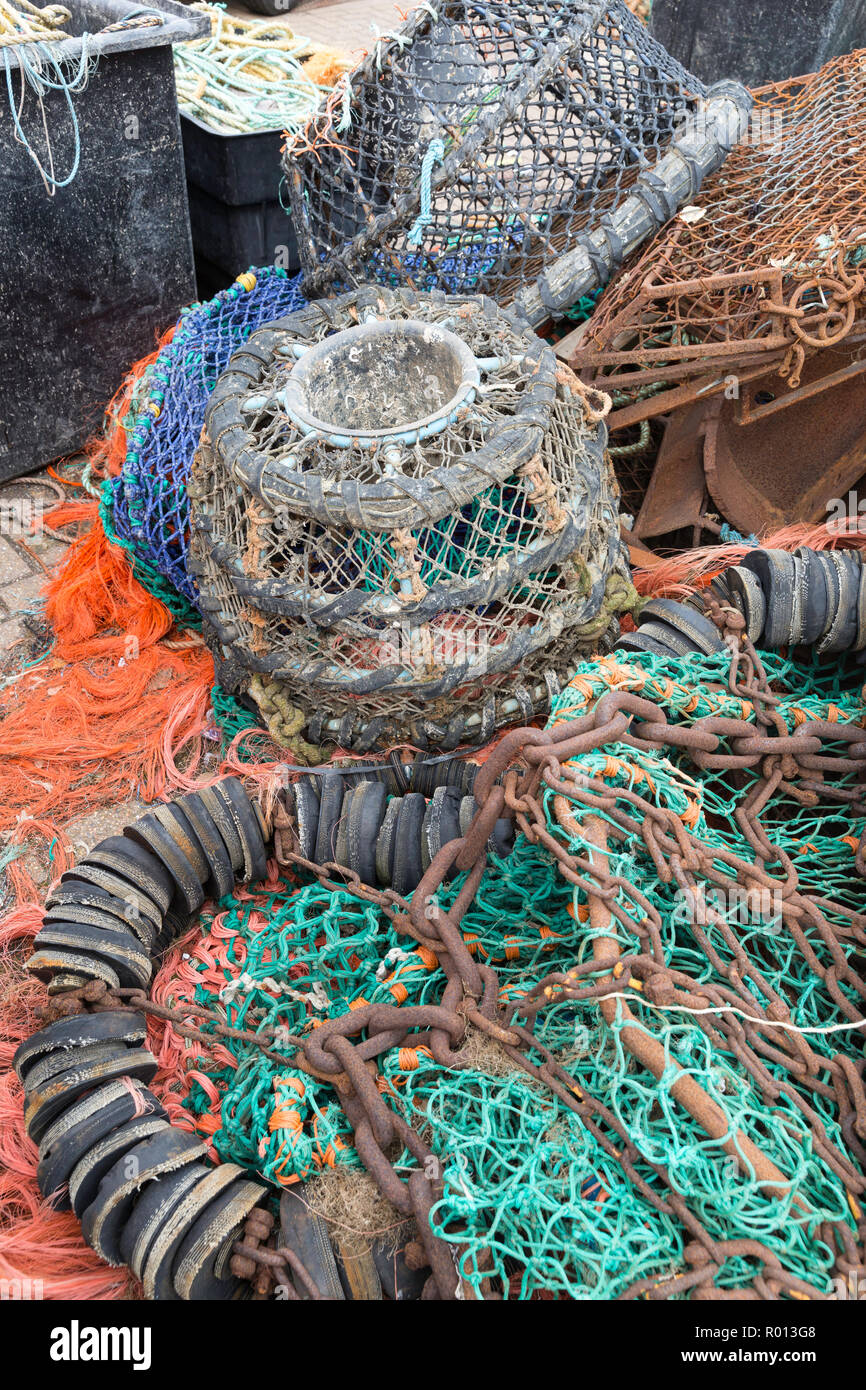 Una vista di reti da pesca e stramazzi nella città di porto di Portsmouth, costruito su Portsea Island, Hampshire, Inghilterra. Foto Stock