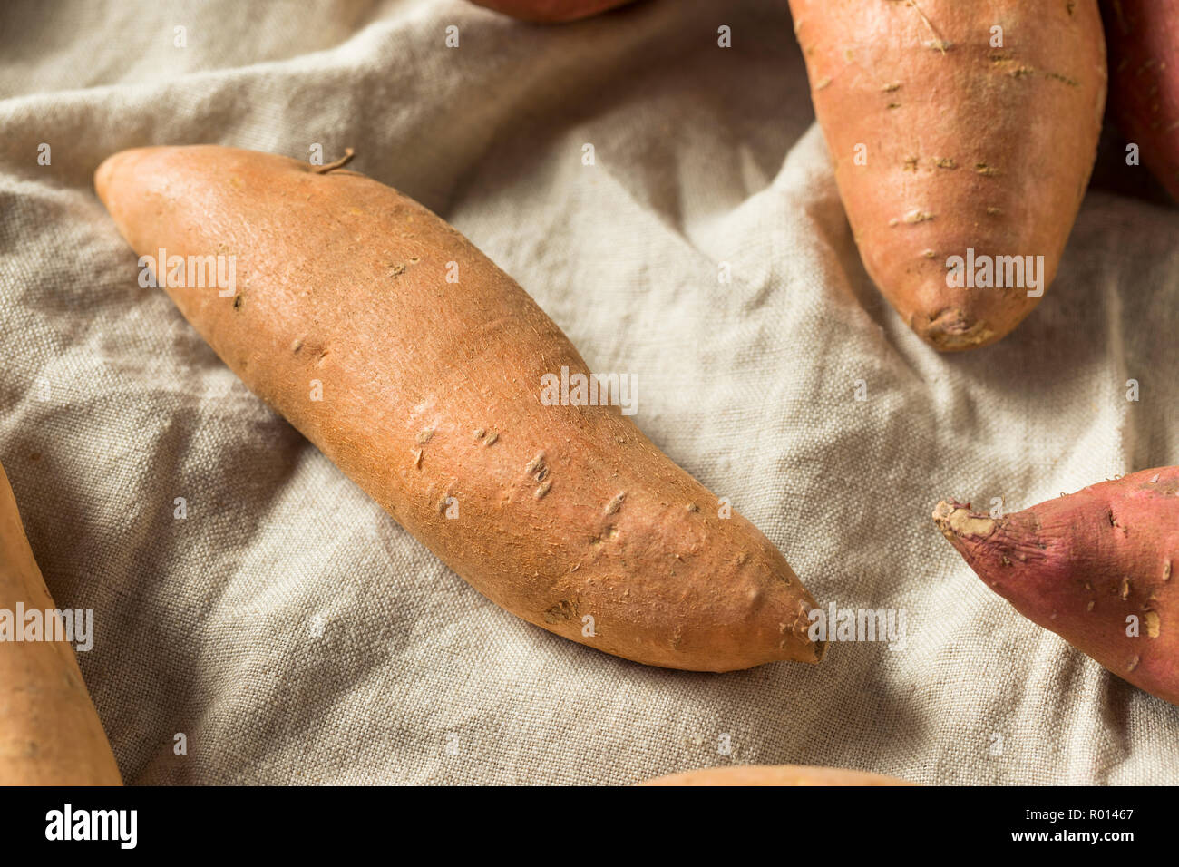 Materie organiche dolci assortiti patate pronto per cucinare Foto Stock