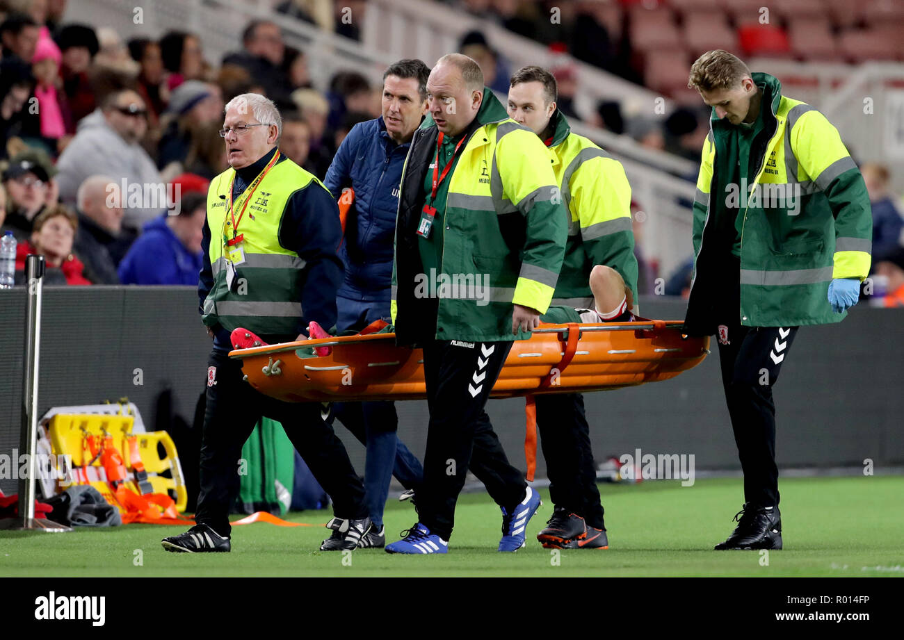 Il Middlesbrough Sam McQueen è portato fuori ferito da personale medico durante il Carabao Cup, quarto round in abbinamento al Riverside Stadium, Middlesbrough. Foto Stock