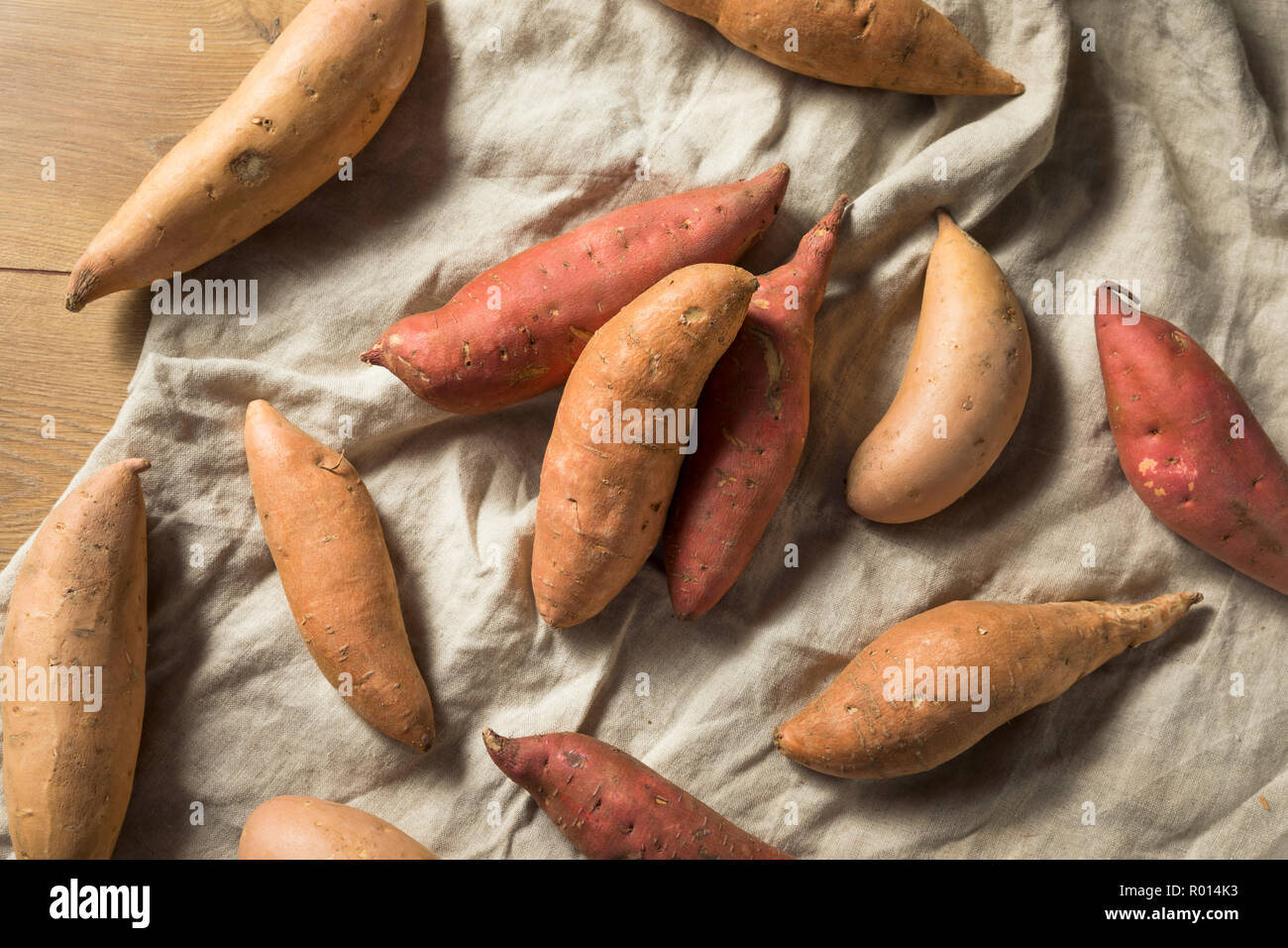 Materie organiche dolci assortiti patate pronto per cucinare Foto Stock