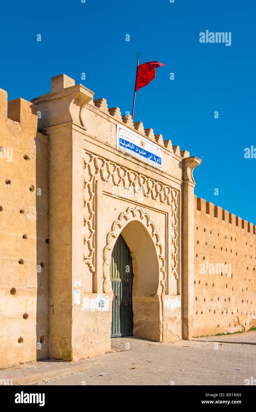 Porta della città di Fort con bandiera marocchina di Fez, Marocco Foto Stock
