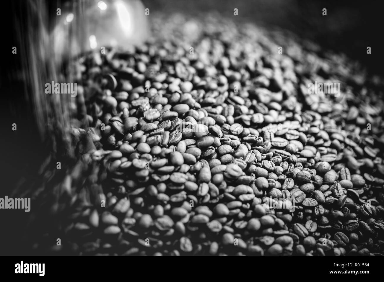 Torrefattore, i chicchi di caffè sfondo Foto Stock