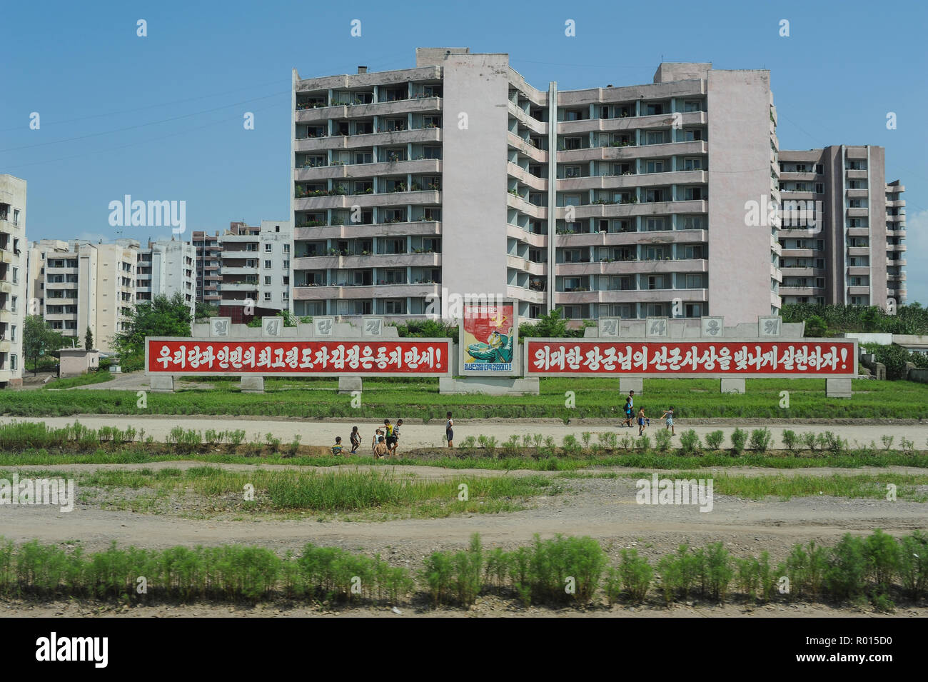 La Corea del Nord, scena di strada con edifici residenziali nel nord della provincia coreana Foto Stock