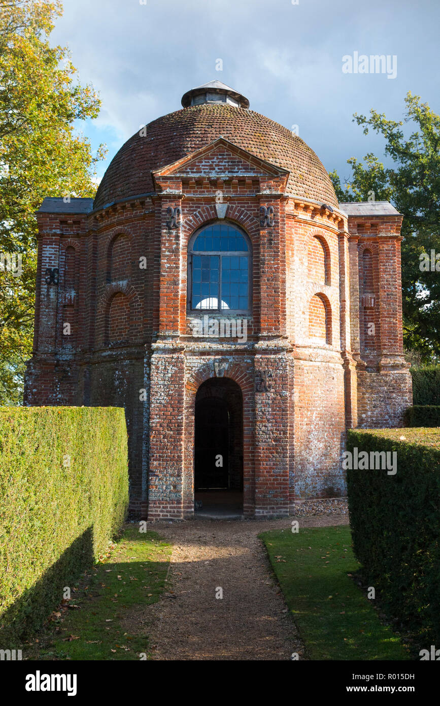 Summerhouse nel giardino del Vyne; Tudor casa nobiliare. Il Vyne è un 16esimo secolo station wagon e country house nr Sherborne St John nr Basingstoke Regno Unito Foto Stock