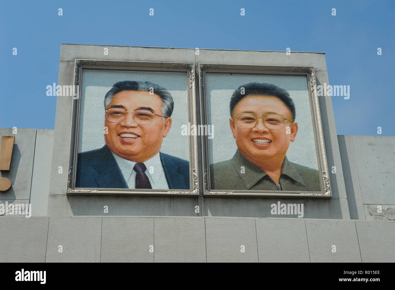 Pjoengjang, Corea del Nord, foto mosaico dell ex leader Kim Il Sung e Kim Jong Il Foto Stock