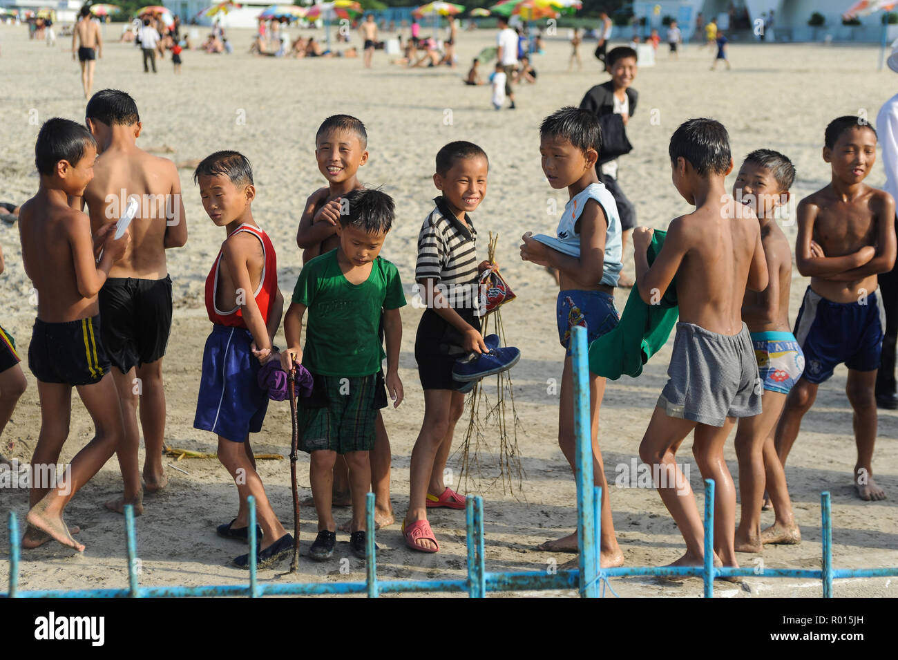 Wonsan, Corea del Nord, un gruppo del nord coreano boys sulla spiaggia. Foto Stock