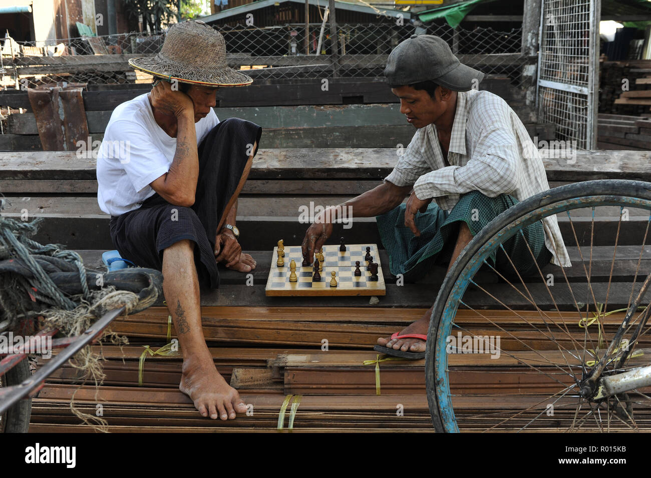 Yangon, Myanmar, giocatore di scacchi in Dala Foto Stock