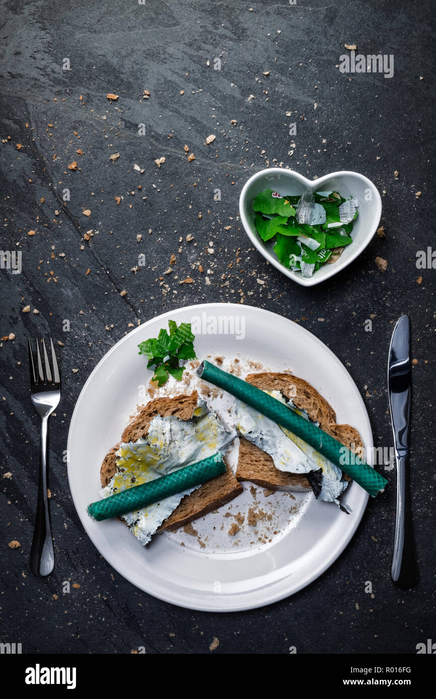 Un pasto a base di rifiuti in plastica sul pane tostato. Foto Stock