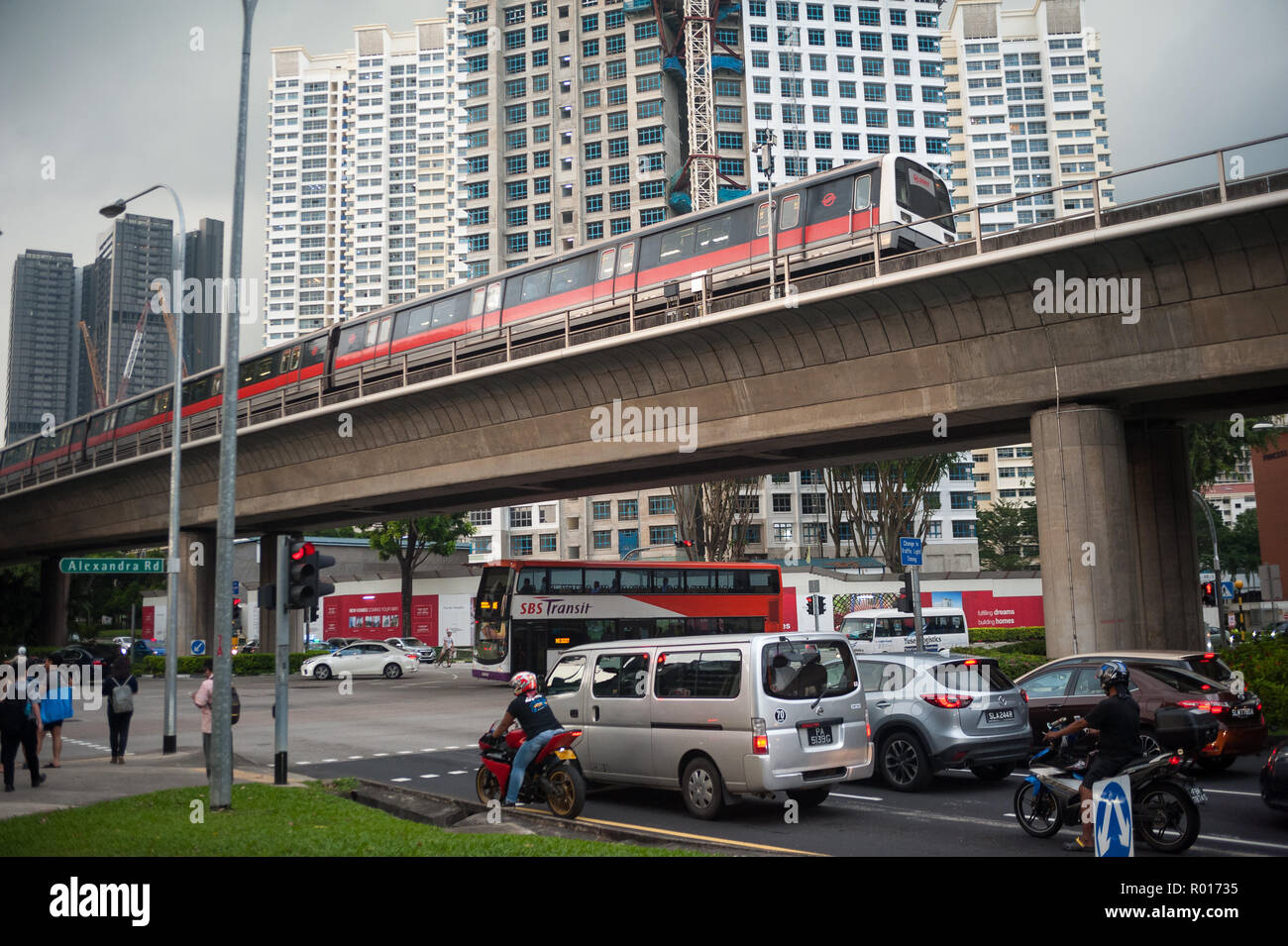 Repubblica di Singapore, una scena di strada con un veicolo leggero su rotaie Foto Stock