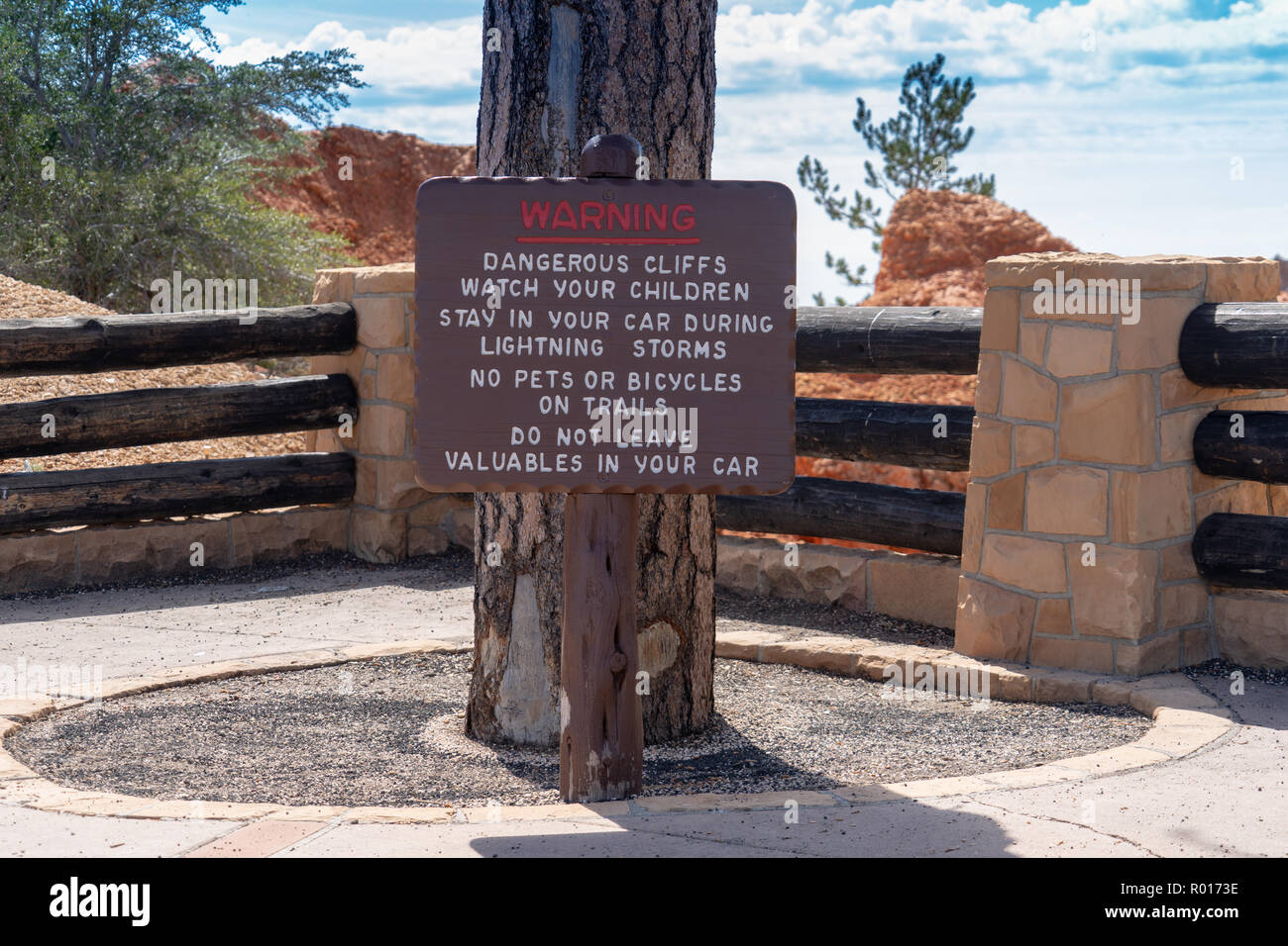 Segnale di avviso pubblicato a Bryce Canyon National Park informa i turisti di condizioni pericolose e sui sentieri Foto Stock
