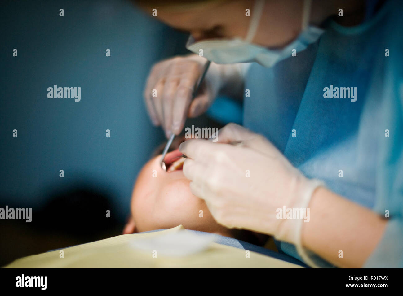 Ragazzo di ottenere denti esaminati dal dentista Foto Stock