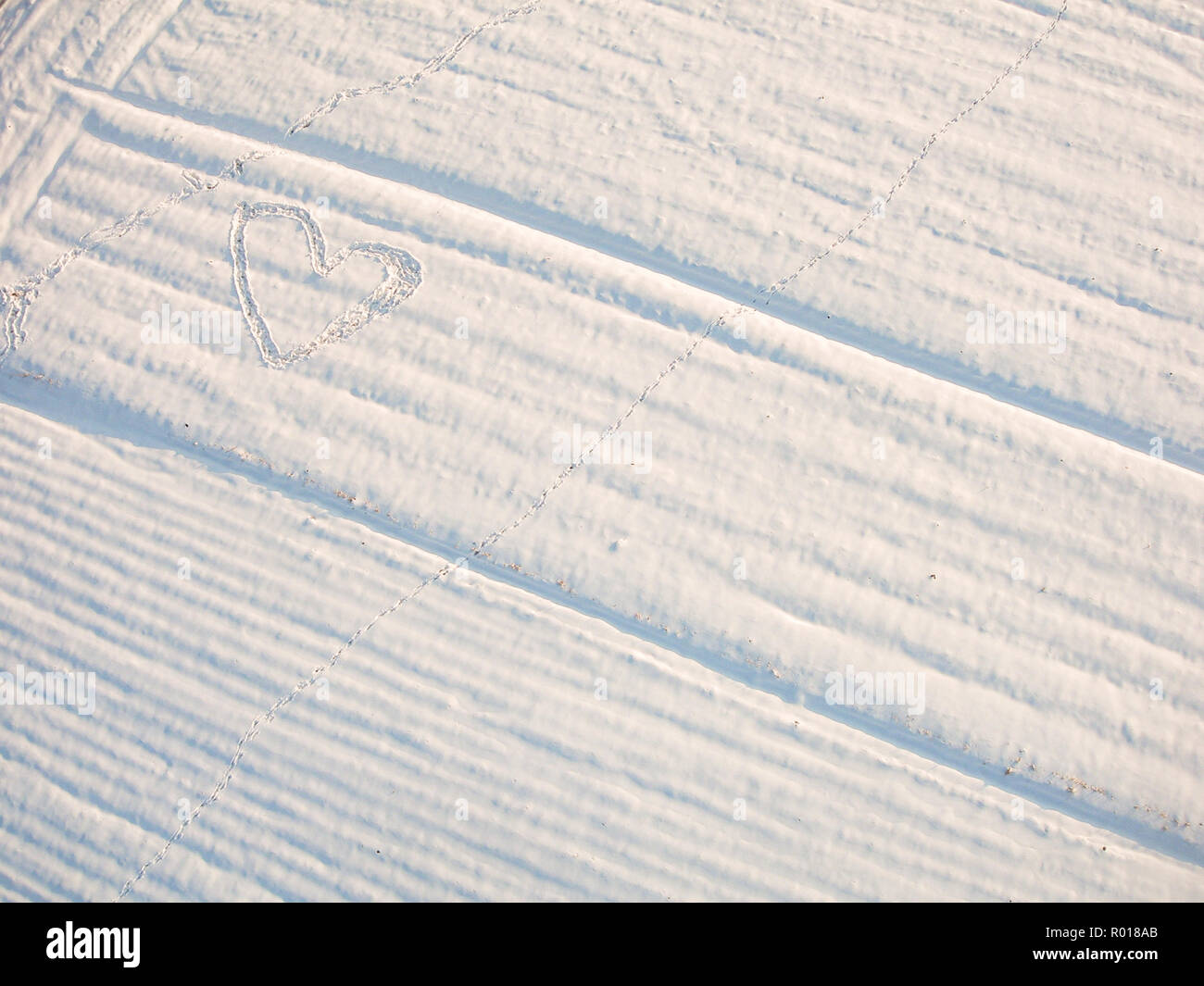 Da Podkarpacie con amore! Conceptual land art su strade coperte di neve campo. Foto Stock