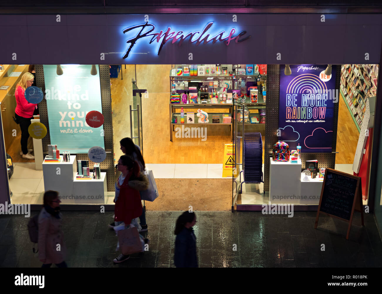 Le persone camminare davanti a un negozio di Paperchase in serata a Liverpool, Liverpool Regno Unito. Foto Stock