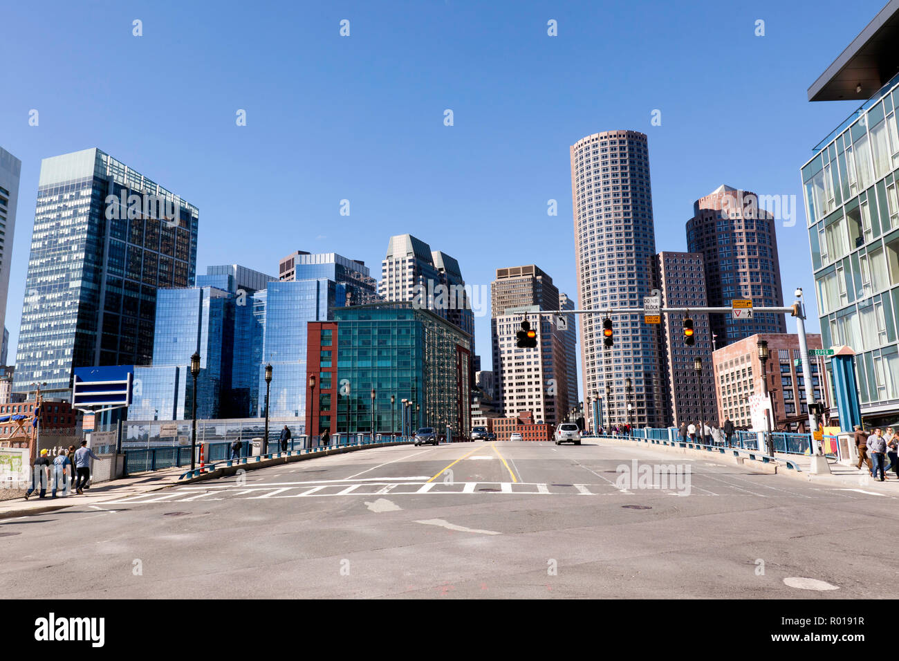 Skyline di Boston dal Seaport boulevard bridge Massachusetts USA Foto Stock