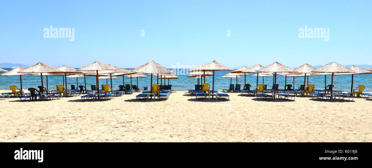 Ancora un vuoto spiaggia in Grecia in attesa per la stagione turistica Foto Stock
