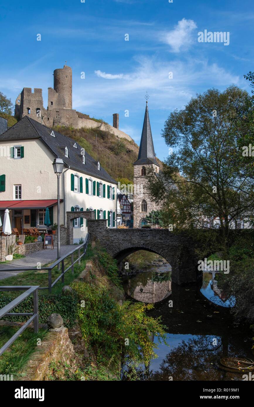 GERMAV, MONREAL. La piccola città, dominata dal castello Loewenburg è uno dei più panoramici sui monti Eifel. Foto Stock